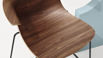 Sedia Loop 3D Wood Sled con scocca in legno e base a slitta in acciaiodi Infiniti