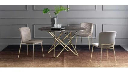 Sedia Love in tessuto trapuntato con gambe in ottone lucido di Calligaris