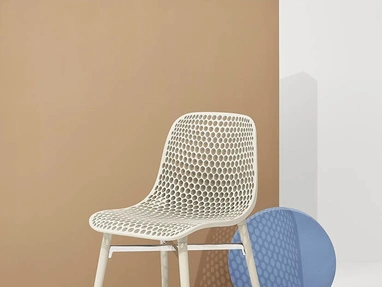 Sedia Next con scocca traforata in poliammide e gambe in Frassino massello Naturale di Infiniti