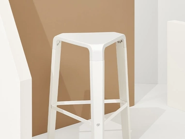 Sgabello Picapau in polipropilene Bianco con telaio in legno di Faggio massello laccato Bianco di Infiniti