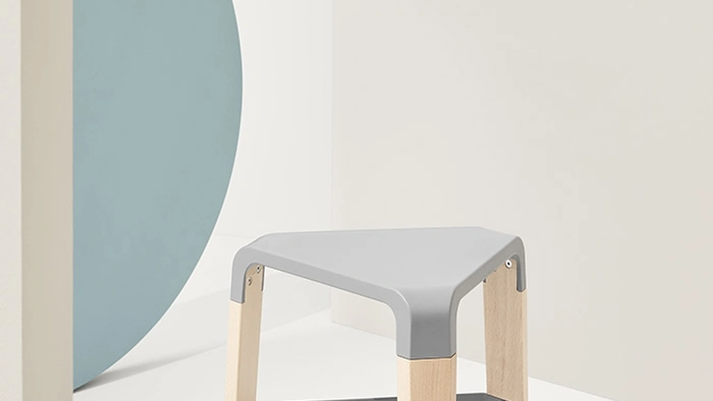 Sgabello Picapau Low in polipropilene Grigio argento con telaio in legno di Faggio massello Naturale di Infiniti