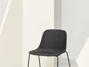 Sedia Pure Loop Maxi Sled con scocca in tessuto imbottito e base a slitta in acciaio di Infiniti