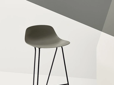 Sgabello Pure Loop Mini Stool in polipropilene di Infiniti