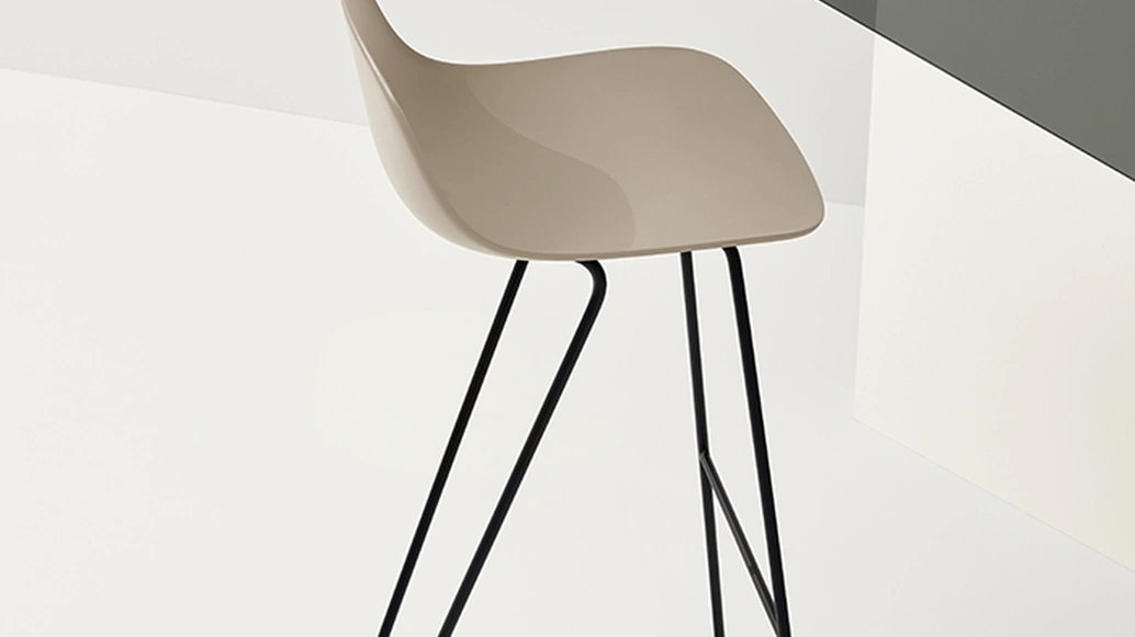 Sgabello Pure Loop Mini Stool in polipropilene di Infiniti
