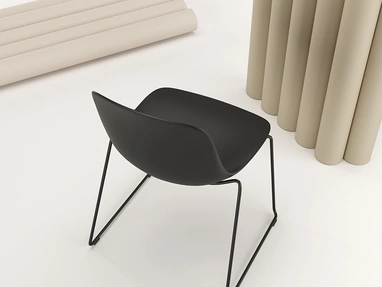 Sedia Pure Loop Mono Sled con scocca in polipropilene e base in acciaio di Infiniti