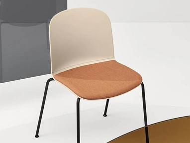 Sedia Relief 4 Legs in polipropilene con seduta in tessuto imbottito e gambe in acciaio di Infiniti