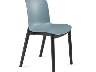 Sedia Relief Wooden Legs con scocca in polipropilene e gambe in Frassino massello tinto Nero di Infiniti