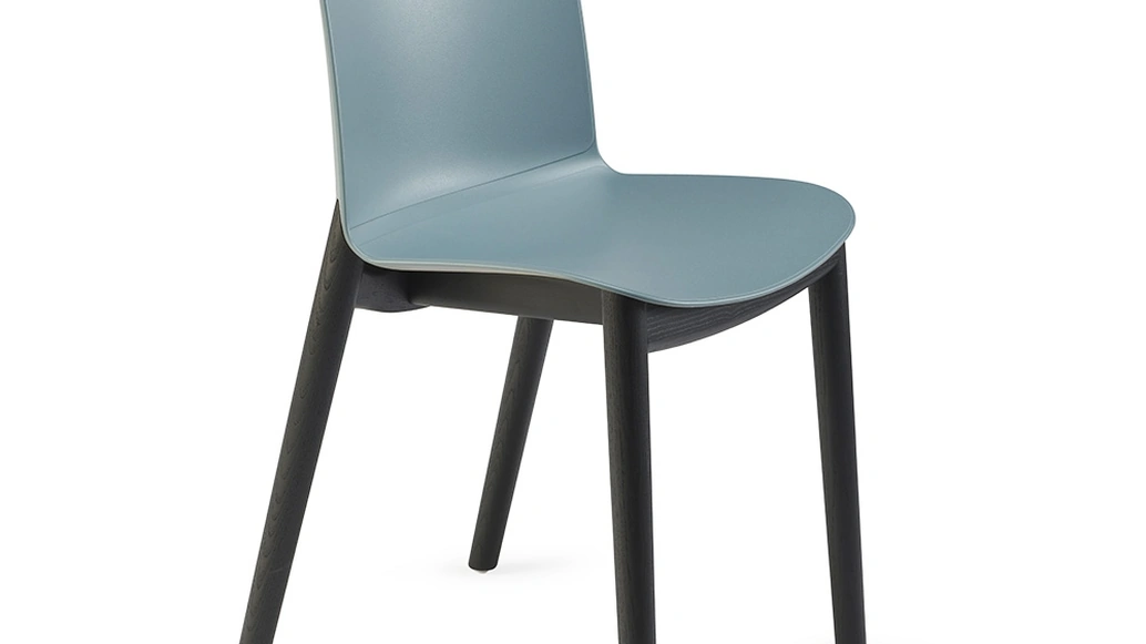 Sedia Relief Wooden Legs con scocca in polipropilene e gambe in Frassino massello tinto Nero di Infiniti