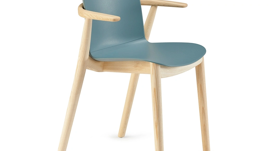 Sedia con braccioli Relief Wooden Legs con scocca in polipropilene e gambe in Frassino massello Naturale di Infiniti