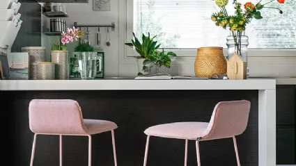 Sgabello in tessuto con struttura in metallo Riley soft di Connubia