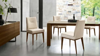 Sedia imbottita in pelle con struttura in legno massello Romy di Calligaris