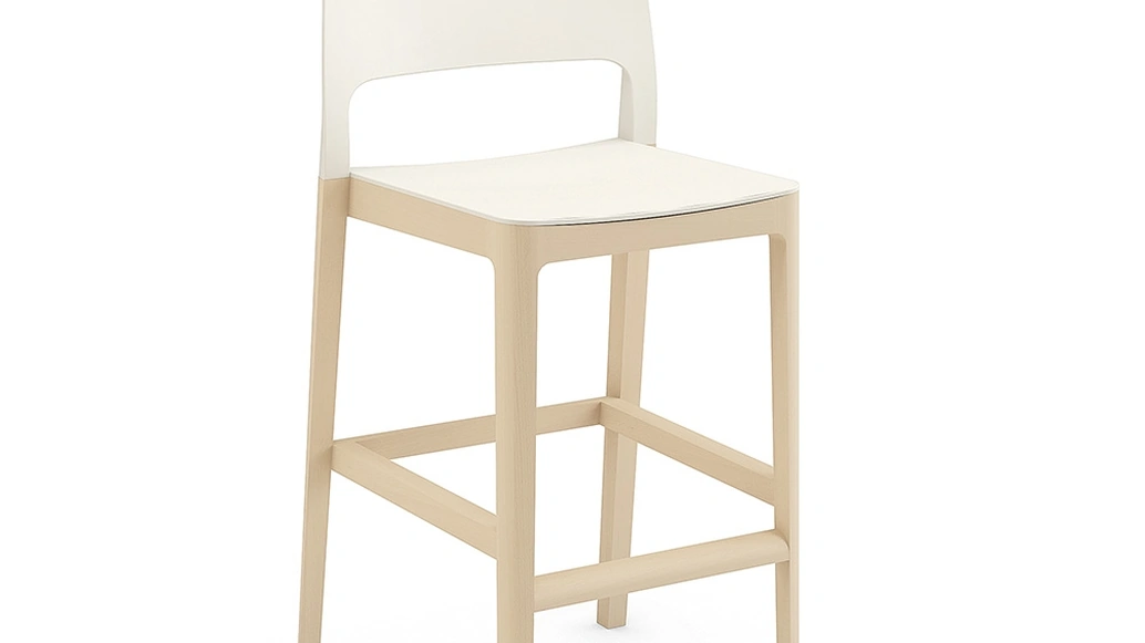 Sgabello Settesusette Kitchen in polipropilene con base in Faggio massello di Infiniti