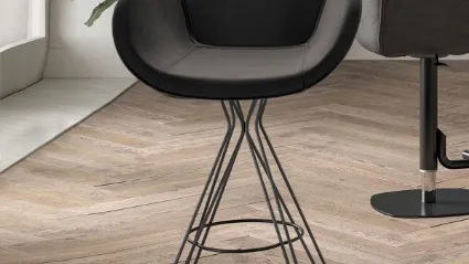 Sgabello fisso con basamento in filo metallico e seduta rivestita in ecopelle Hugo di Ozzio