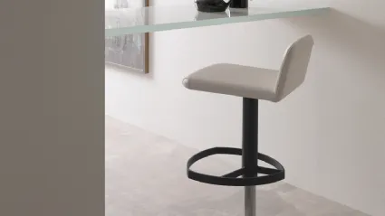 Sgabello con alzata a gas, basamento in metallo e seduta rivestita in pelle Simple di Ozzio