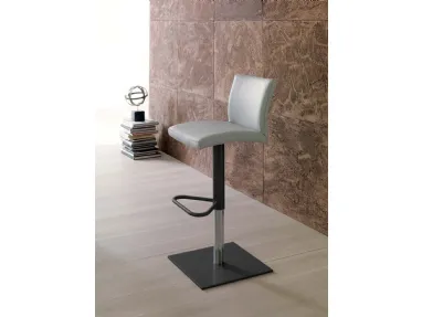 Sgabello con seduta rivestita in ecopelle e basamento in metallo Soft di Ozzio