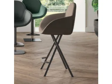 Sgabello fisso con base in metallo e seduta rivestita in ecopelle Yago di Ozzio