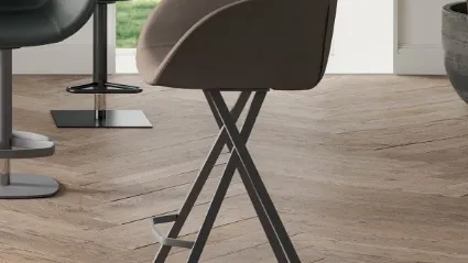Sgabello fisso con base in metallo e seduta rivestita in ecopelle Yago di Ozzio