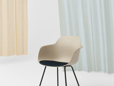 Sedia Sicla 4 legs con scocca in polipropilene e base in acciaio di Infiniti