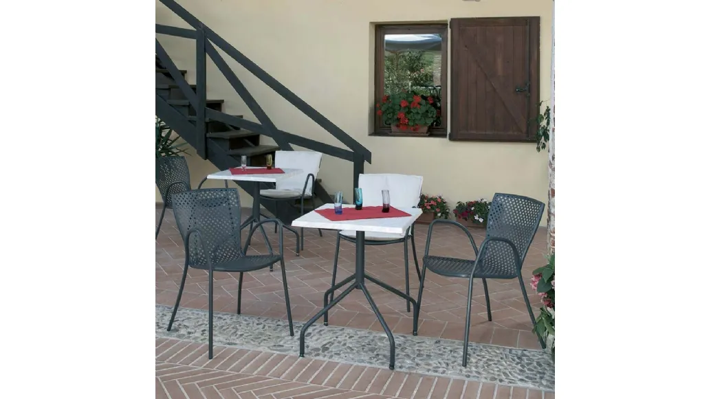 Sedia Sommer in acciaio zincato e verniciato con braccioli di La Seggiola