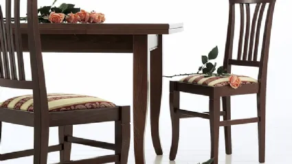 Sedia classica Tivoli in legno con seduta in tessuto imbottito di Sedie Brianza