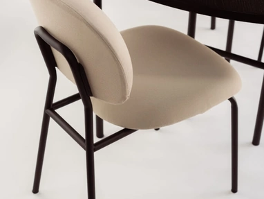 Sedia Tondina Fat in tessuto imbottito e struttura in acciaio con o senza braccioli di Infiniti