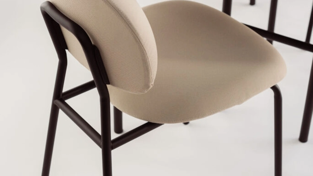 Sedia Tondina Fat in tessuto imbottito e struttura in acciaio con o senza braccioli di Infiniti