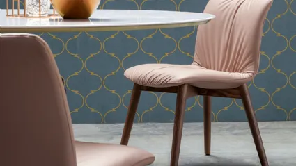 Sedia Felix in pelle imbottita con struttura in legno di Tonin Casa