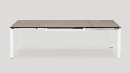 Tavolo raddoppiabile in metallo con piano in vetro temperato o ceramica, Airport di Connubia