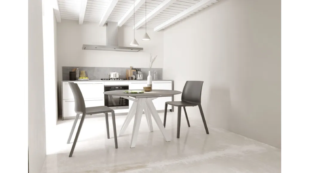 Tavolo Apple in ceramica pietra savoia grigio bocciardata di Zamagna