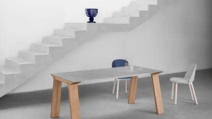 Tavolo allungabile con gambe in legno massello e top in essenza impiallacciata su alluminio Artù di Miniforms