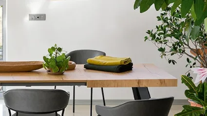 Tavolo allungabile in legno di faggio con top in nobilitato rovere naturale Bold di Connubia