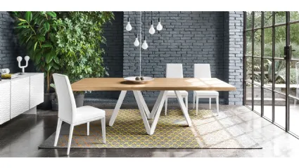 Tavolo con piano in legno e basamento in metallo Cartesio di Calligaris