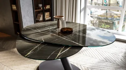 Tavolo allungabile One con basamento e colonna in metallo verniciato e top in Marble Glass Sahara Noir di Easyline