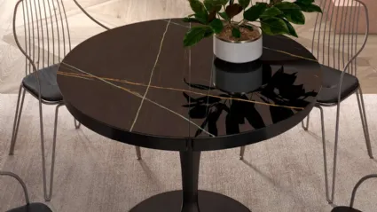 Tavolo rotondo allungabile Eclipse con top in marble glass Sahara Noir Lucido di Ozzio