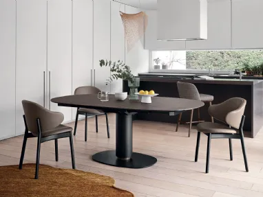 Tavolo con piano ellittico allungabile e basamento in metallo Elson di Calligaris