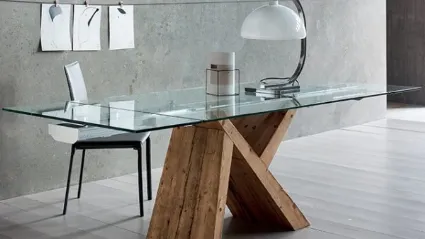 Tavolo di design con base in legno massello e piano in vetro Icaro di Aeffe