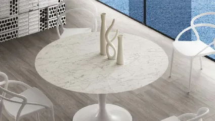 Tavolo rotondo Island Marble con top in marmo bianco di Carrara e base in acciaio verniciato bianco di La Seggiola