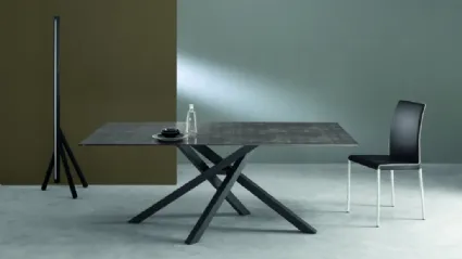 Tavolo con piano rettangolare in vetro, gambe a croce, Kreo di Eurosedia