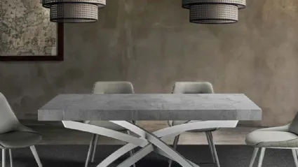 Tavolo allungabile Magnum in nobilitato folding cemento con base in metallo verniciato bianco di La Seggiola