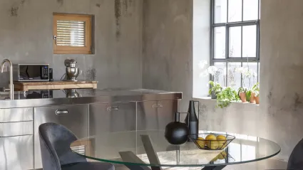 Tavolo rotondo Lapis in vetro temperato trasparente con base in legno massello di Faggio tinto grafite di La Seggiola