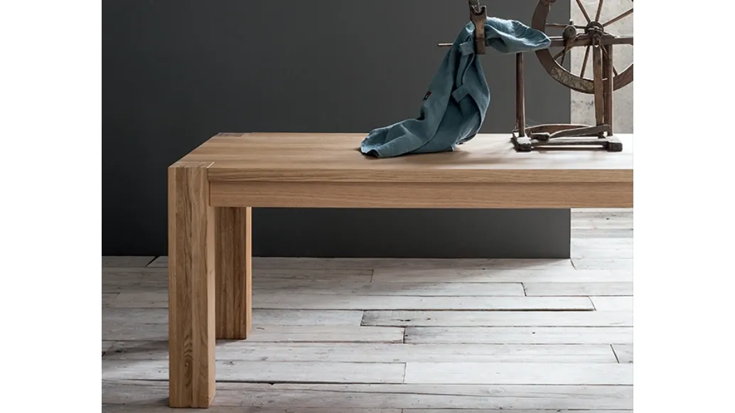 Tavolo moderno realizzato in legno con gambe rettangolari Marvel di Aeffe