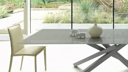 Tavolo di design con piano in cristallo satinato antigraffio Mawi di Aeffe
