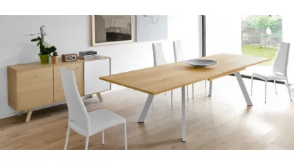 Tavolo allungabile con gambe in metallo e piano in legno di Calligaris