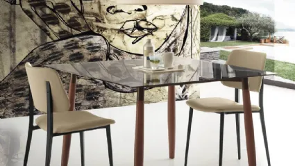 Tavolo con piano in vetro e gambe in legno Menelao di Ponti Terenghi