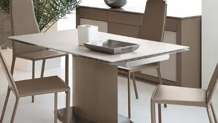 Tavolo con base in metallo verniciato e piano in vetro acidato Space di Aeffe
