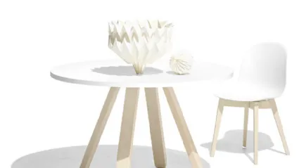 Tavolo rotondo in laminato bianco e base in legno di faggio sbiancato Stecco di Connubia