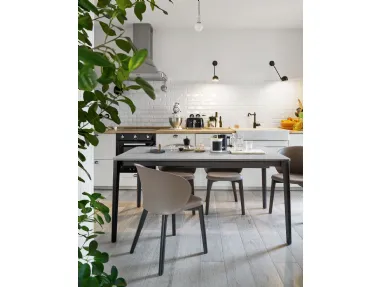Tavolo allungabile con piano in nobilitato pietra piasentina e gambe in legno di faggio grafite Tabla di Connubia