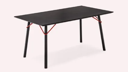 Tavolo in legno con gambe ciclindriche, angolari decorativi in metallo, Tria di Connubia