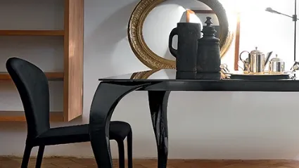 Tavolo di design con struttura in legno laccato e piano in vetro Ulisse di Aeffe