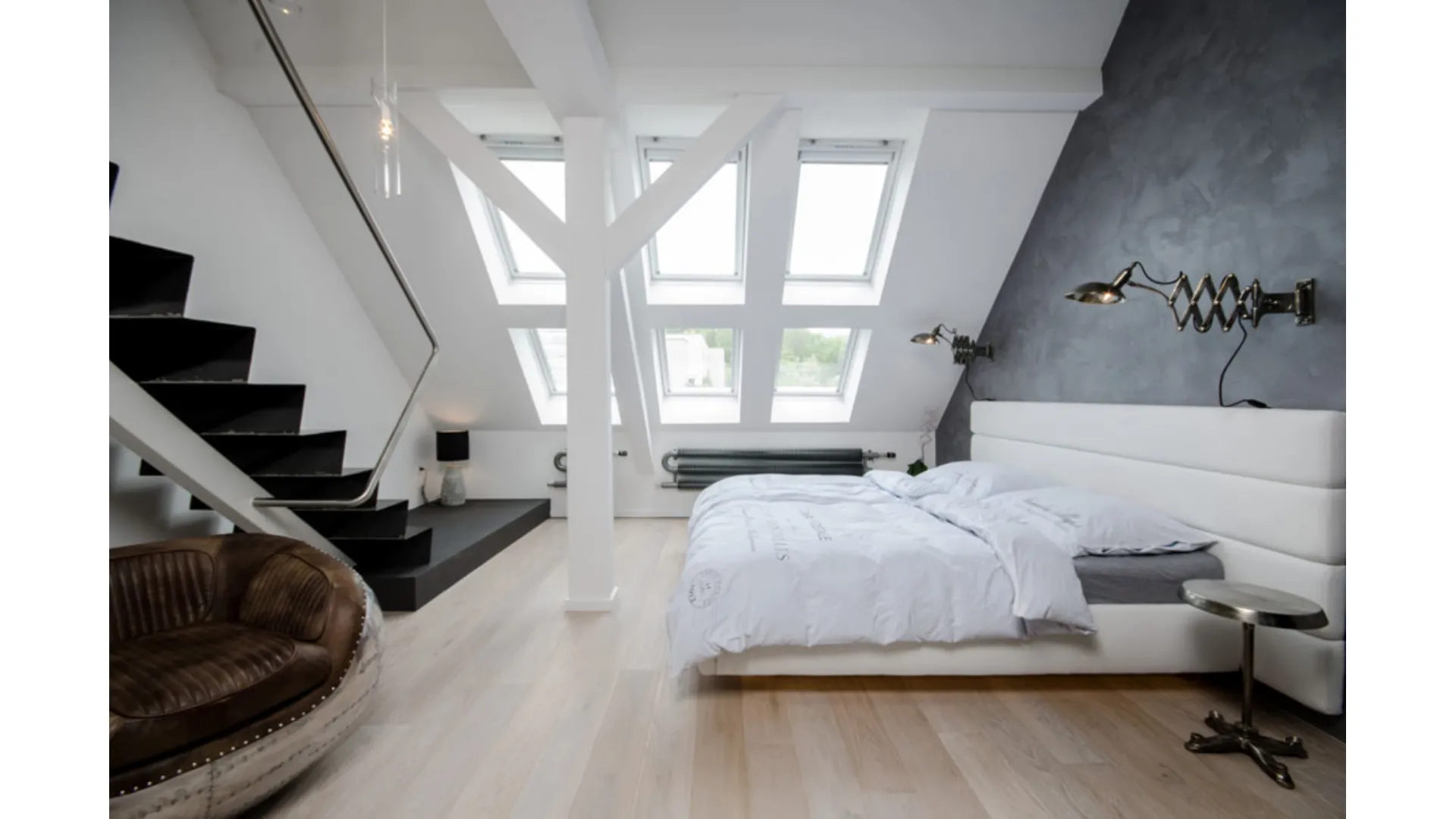 mansarda soffitto bianco